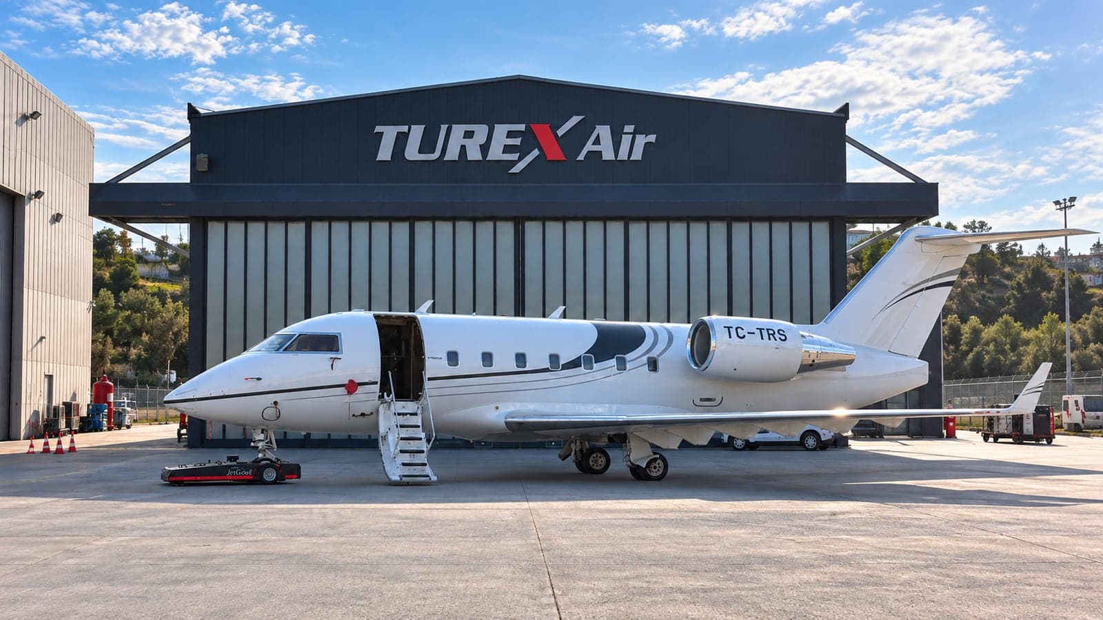 TUREX Air hangarı önünde, merdiveni açık bekleyen Challenger 604 özel jeti